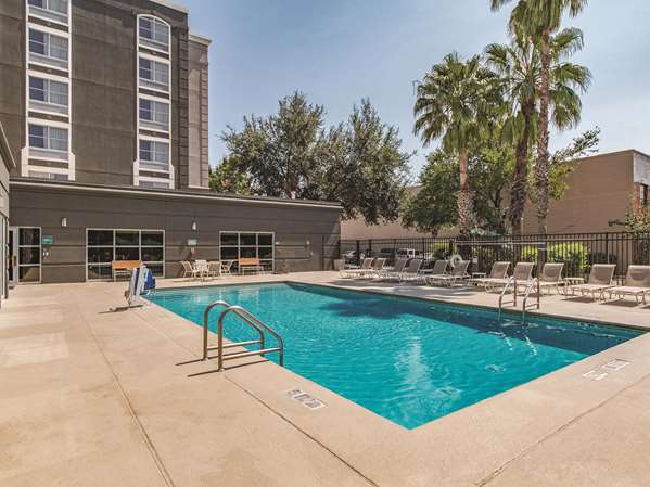 Pool - La Quinta Inn & Suites Downtown San Antonio - I-10 & I-35, Exit 155B