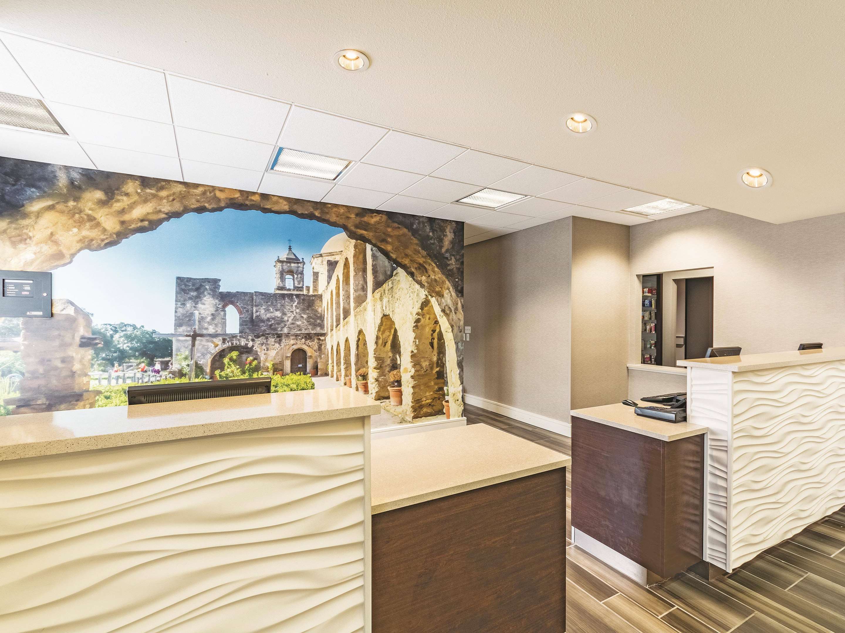 Lobby | La Quinta Inn & Suites by Wyndham San Antonio Downtown