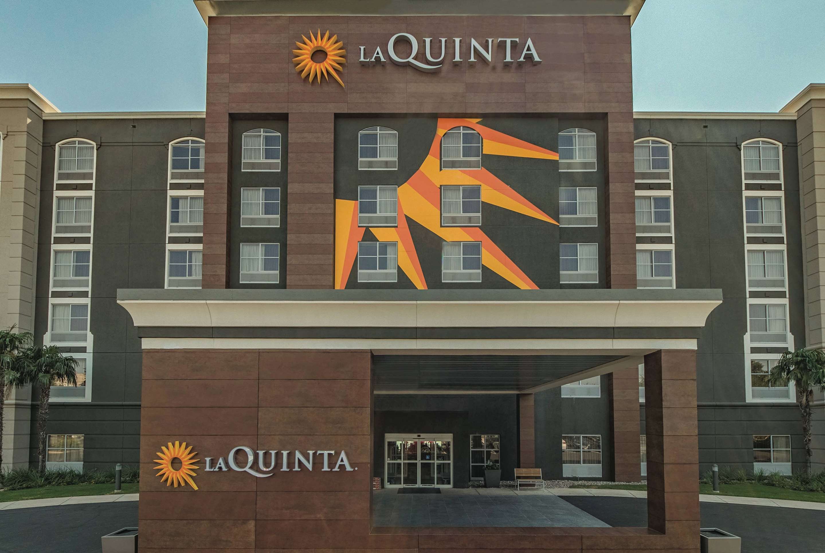 Exterior | La Quinta Inn & Suites by Wyndham San Antonio Downtown