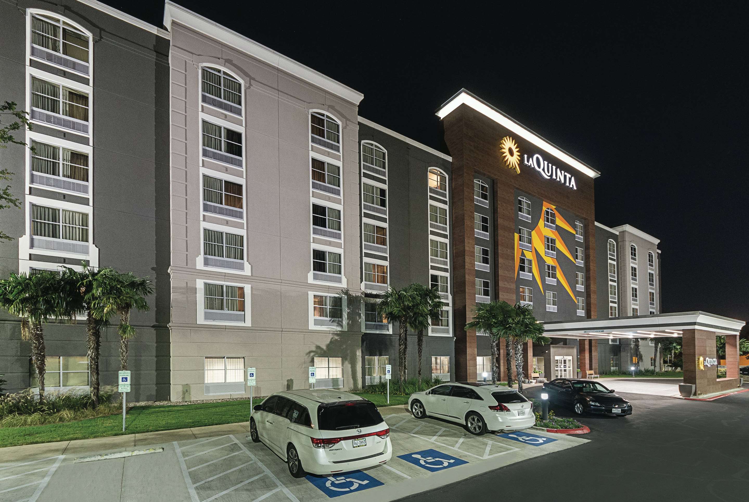 Exterior | La Quinta Inn & Suites by Wyndham San Antonio Downtown