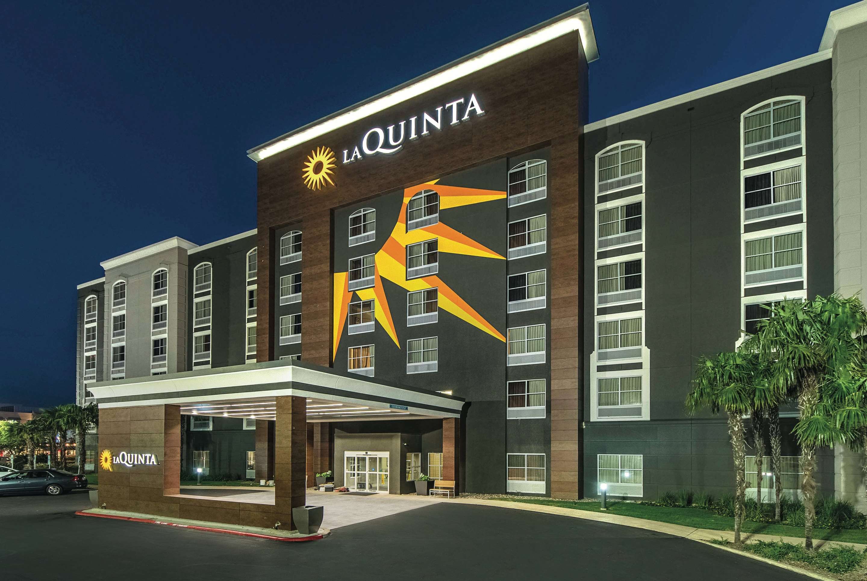 Exterior | La Quinta Inn & Suites by Wyndham San Antonio Downtown