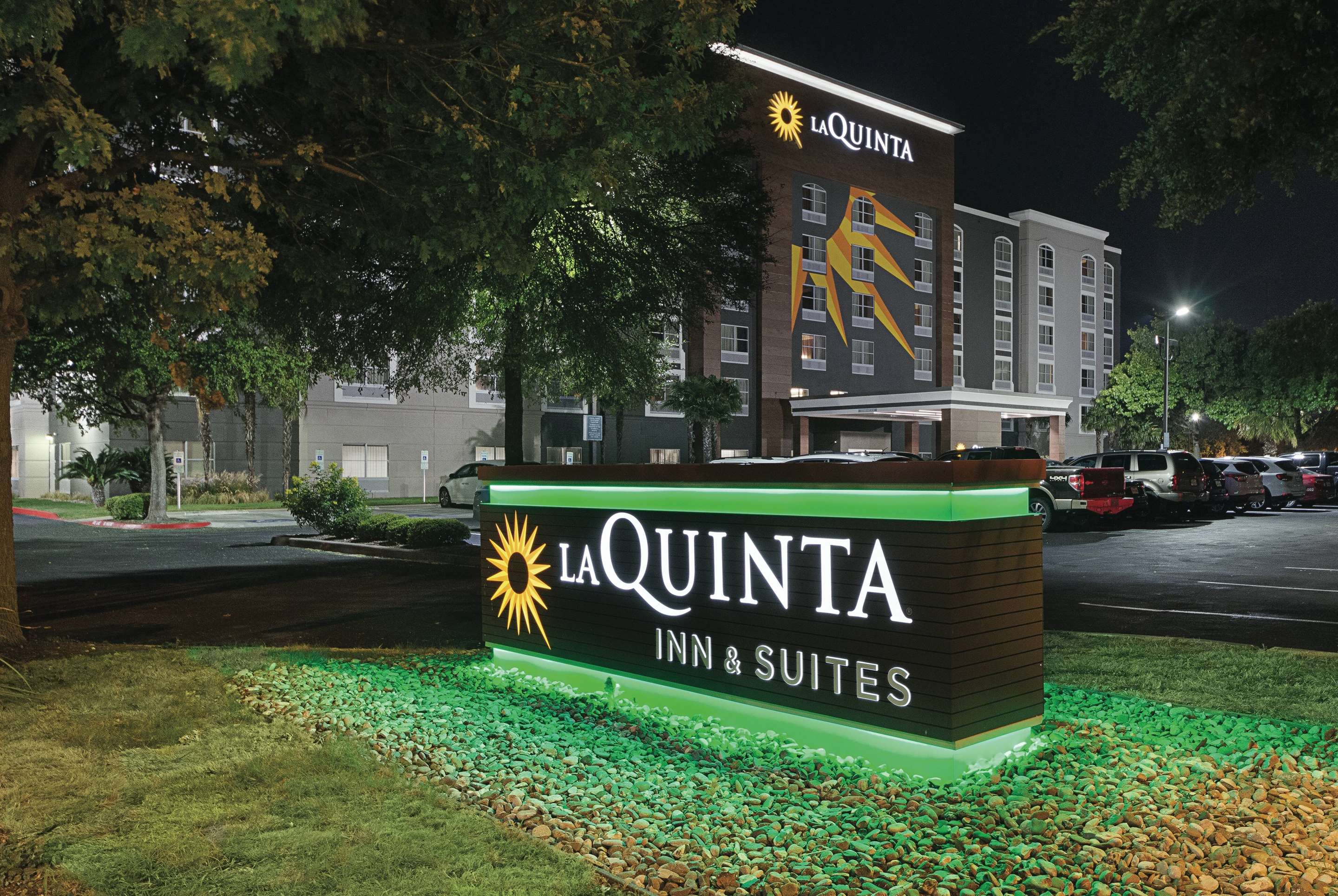 Exterior | La Quinta Inn & Suites by Wyndham San Antonio Downtown