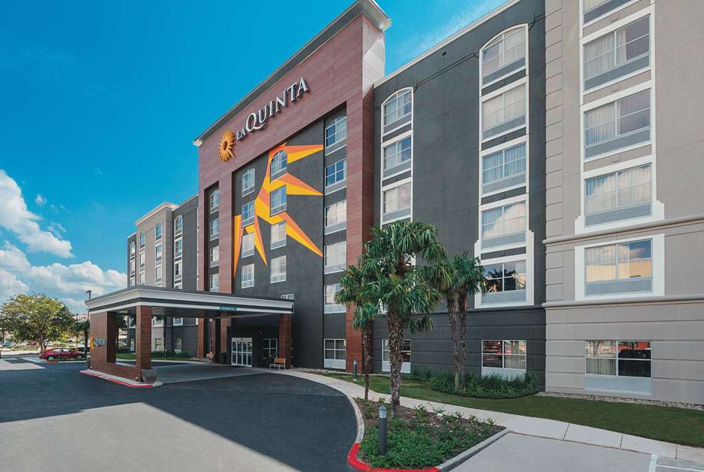 La Quinta Inn & Suites by Wyndham San Antonio Downtown - Tap to explore photos