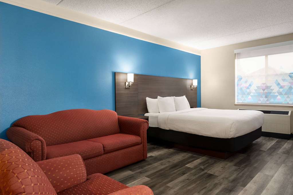 LA QUINTA INN STE MADISON AMERI CTR-guestroom-Guest Room,On-Site.jpg