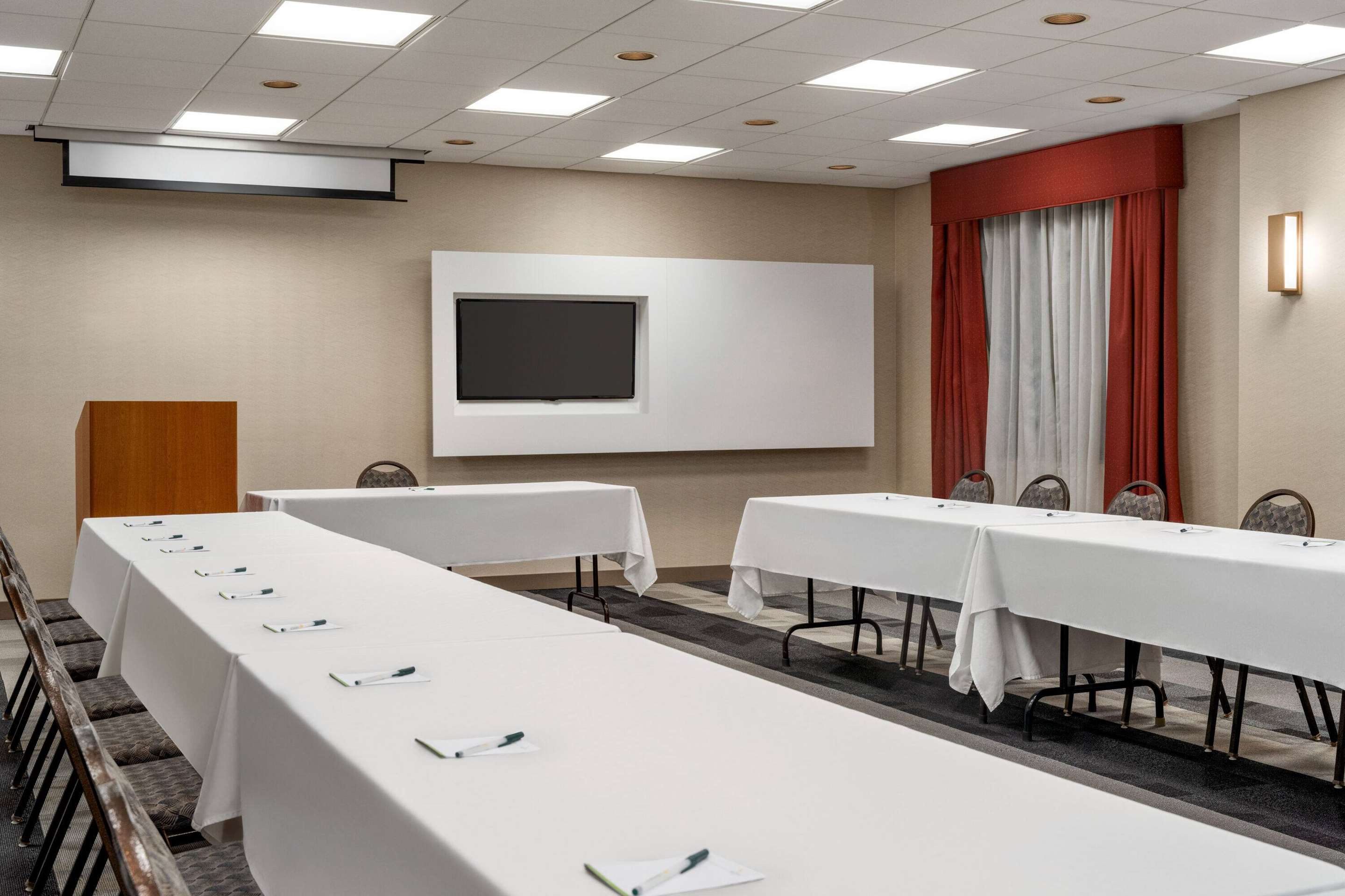 Meeting Room | La Quinta Inn & Suites by Wyndham Madison American Center