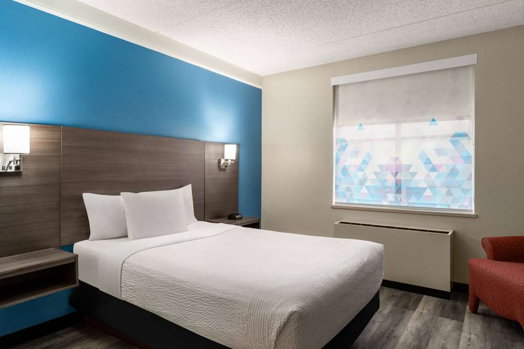 LA QUINTA INN STE MADISON AMERI CTR-guestroom-Guest Room,Suite,On-Site.jpg