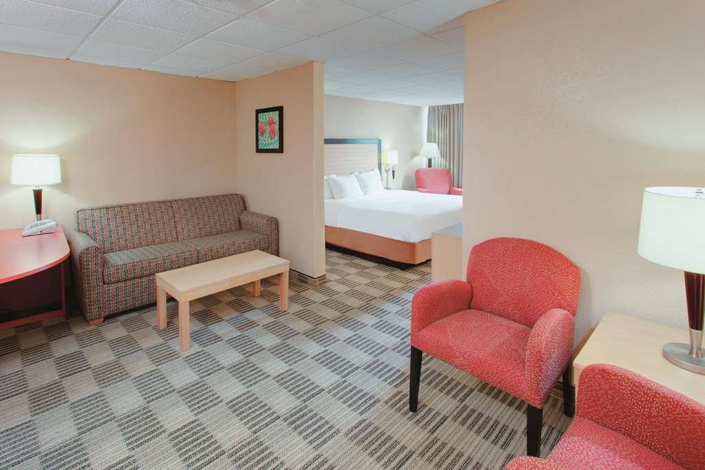 RAMADA BY WYNDHAM FAIRFIELD NJ-guestroom-Guest Room,On-Site.jpg