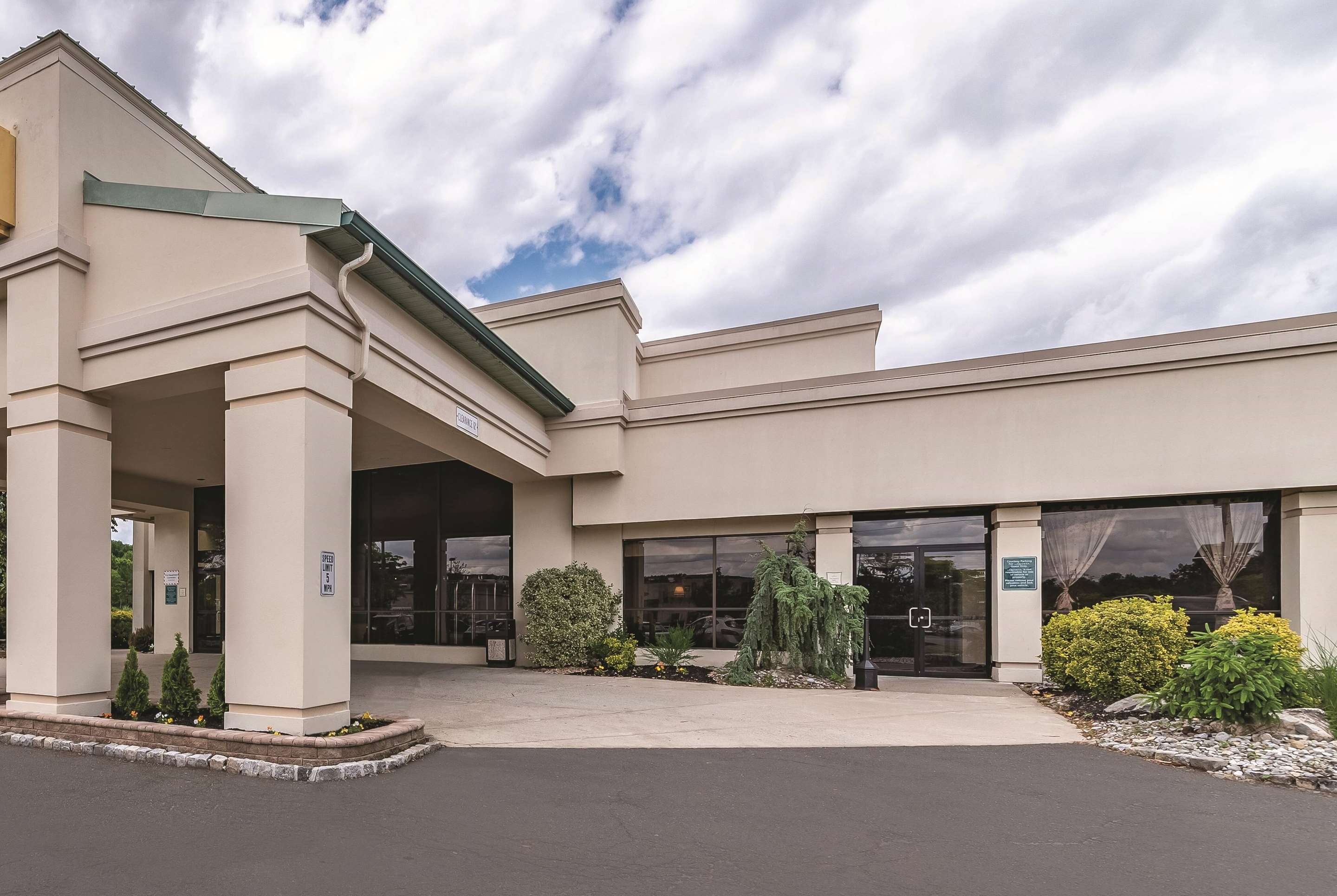 Exterior | La Quinta Inn & Suites by Wyndham Fairfield NJ
