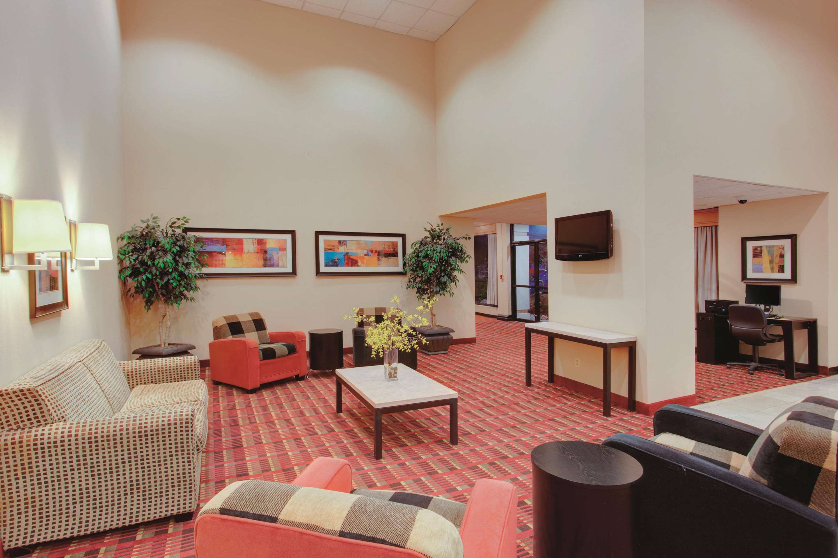 Lobby | La Quinta Inn & Suites by Wyndham Fairfield NJ