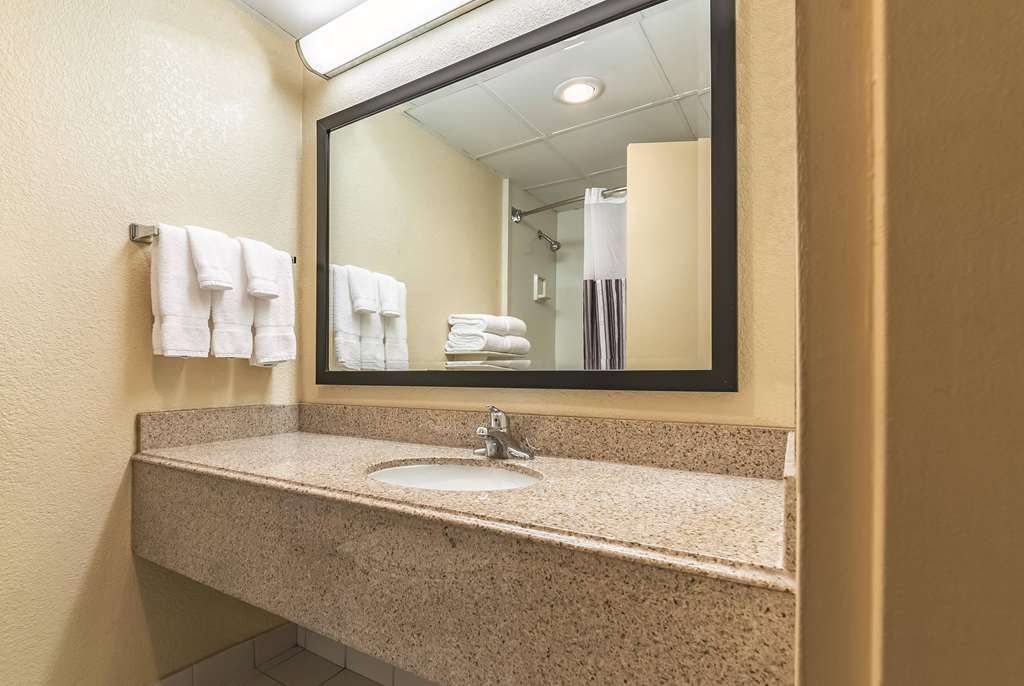RAMADA BY WYNDHAM FAIRFIELD NJ-guestroom-Guest Room,Bathroom,On-Site.jpg