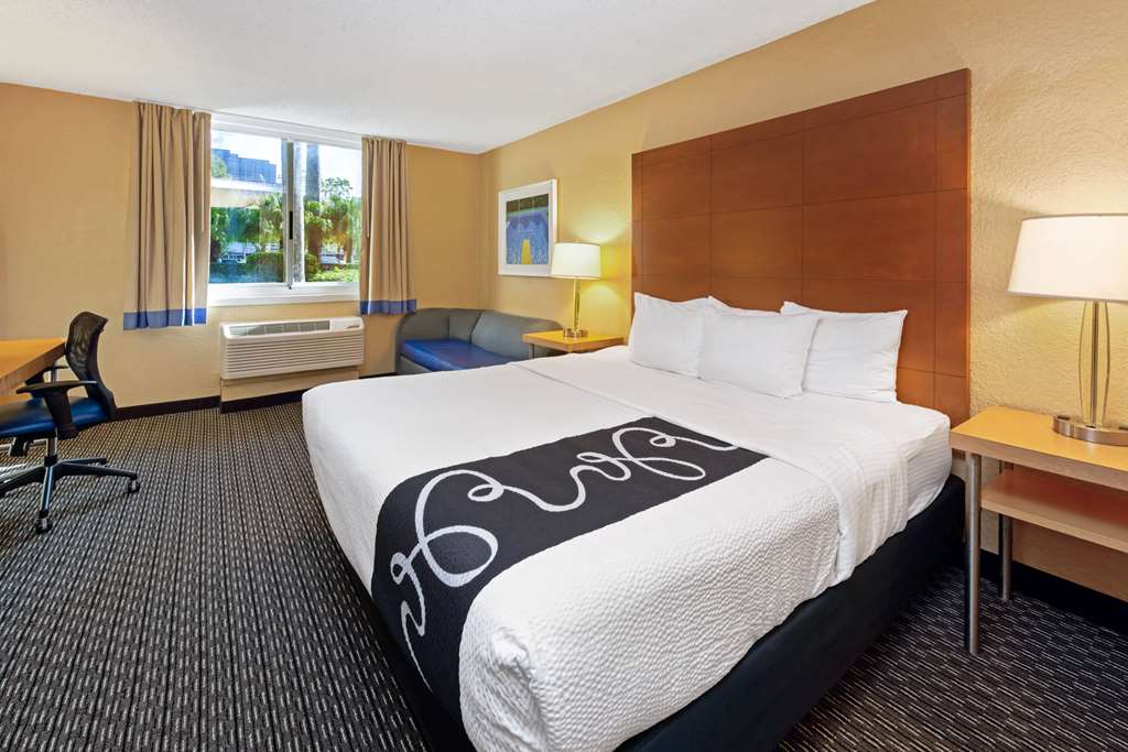 LA QUINTA INN STE CORAL SPRINGS S-guestroom-Guest Room,Suite,On-Site.jpg