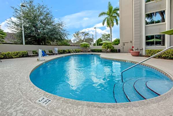 Pool - La Quinta Inn & Suites Coral Springs