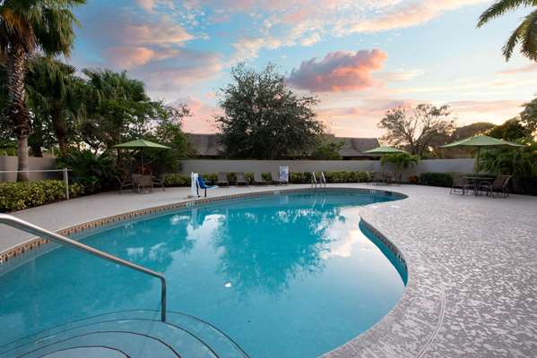 Pool - La Quinta Inn & Suites Coral Springs