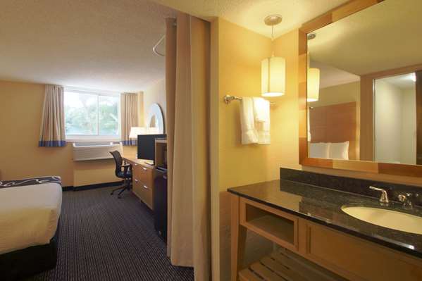  - La Quinta Inn & Suites Deerfield Beach - I-95, Exit 42