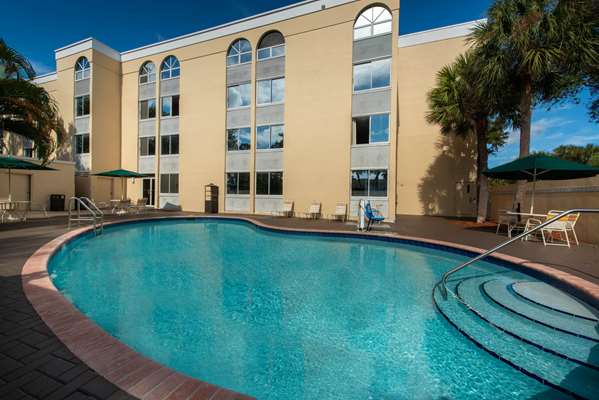 Pool - La Quinta Inn & Suites Deerfield Beach - I-95, Exit 42