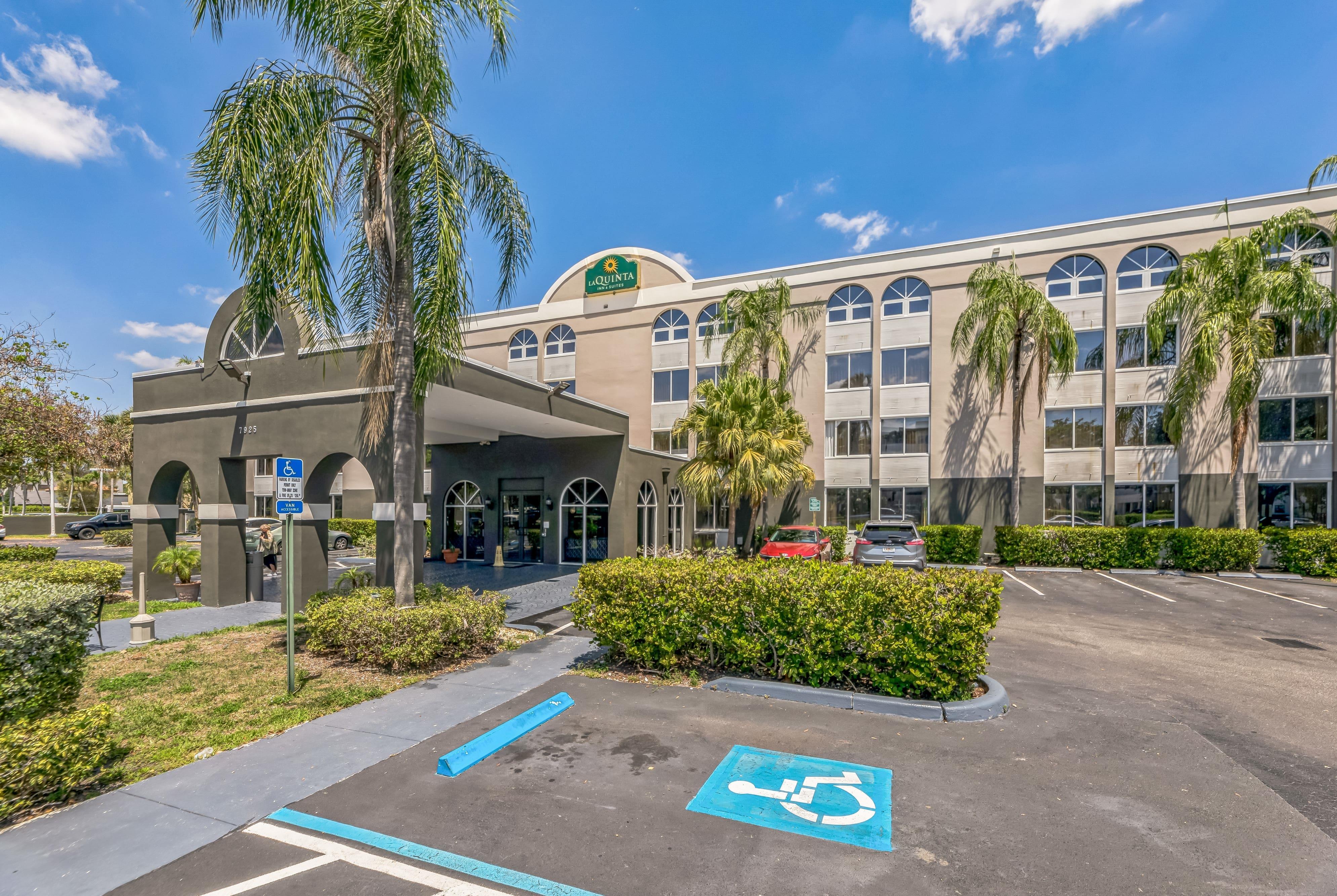Exterior | La Quinta by Wyndham Miami Lakes
