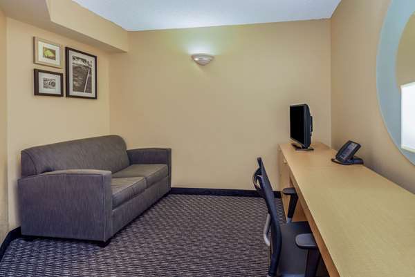 Suite - La Quinta Inn & Suites Airport Naples