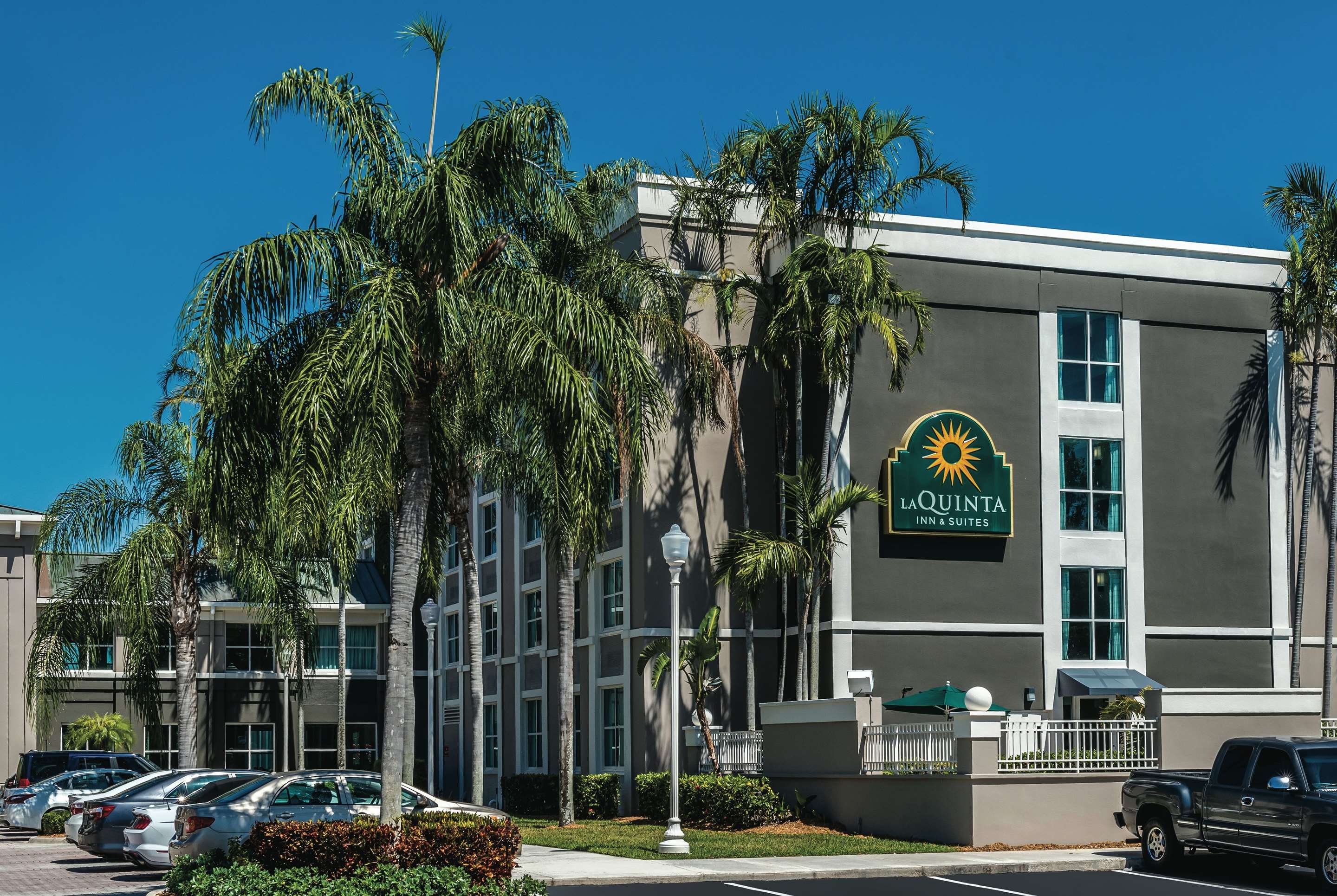 Exterior | La Quinta Inn & Suites by Wyndham Plantation at SW 6th St
