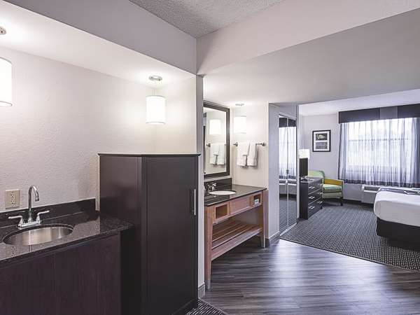 Suite - La Quinta Inn & Suites Broward Mall Plantation