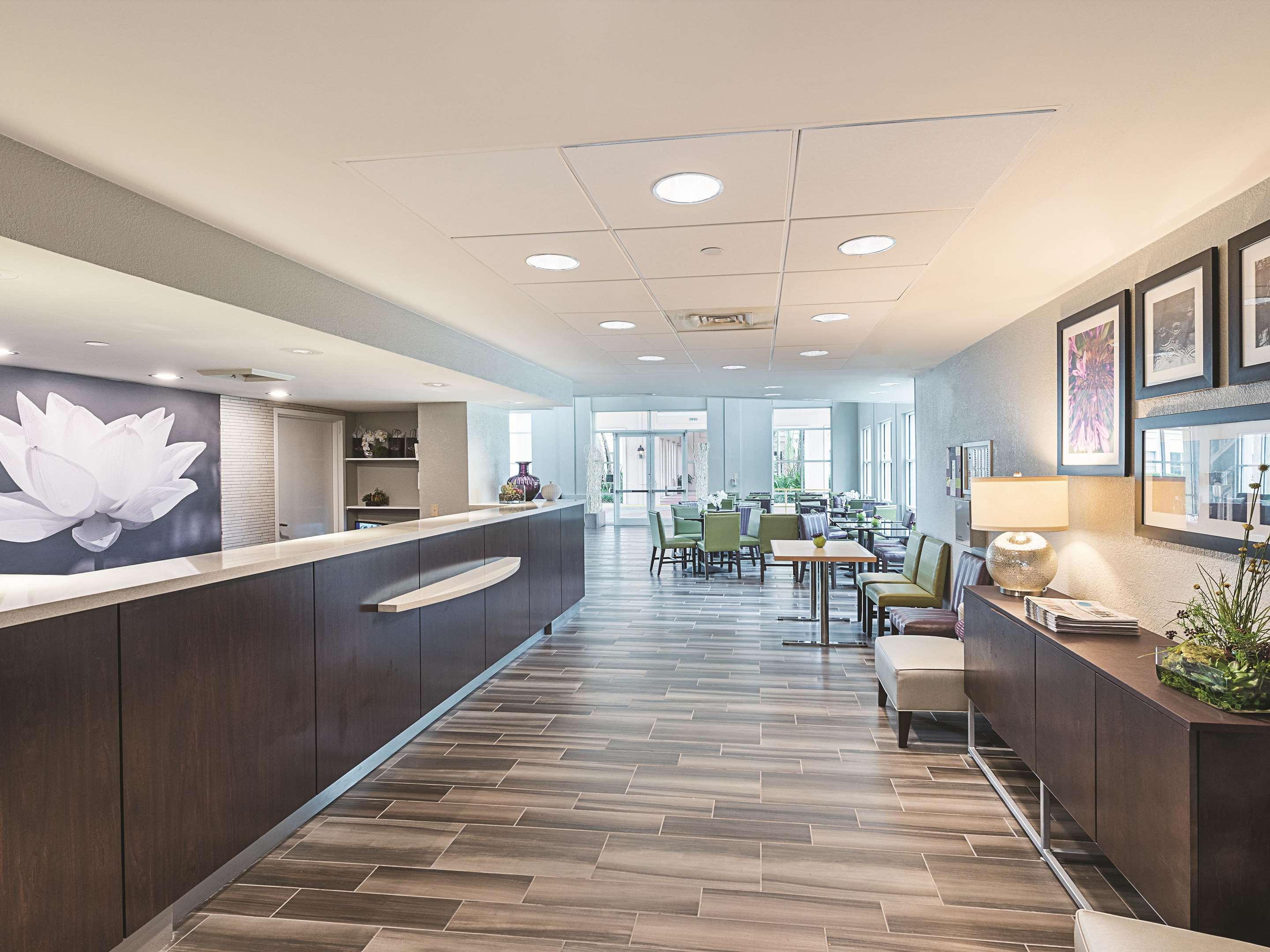 Lobby | La Quinta Inn & Suites by Wyndham Plantation at SW 6th St
