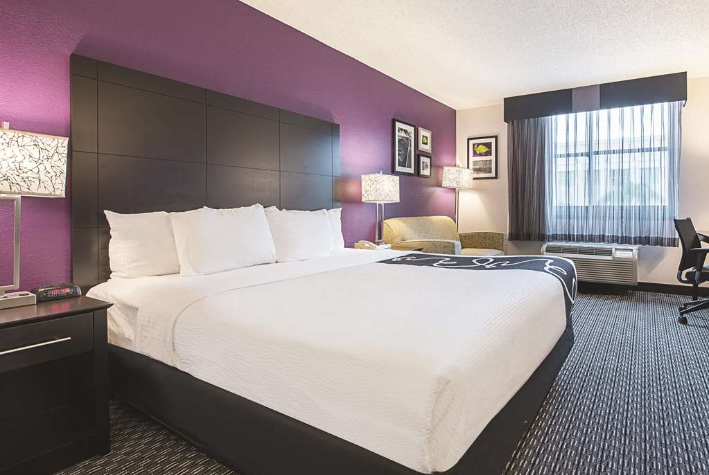 LA QUINTA INN STE PLANTATION SW 6TH-guestroom-Guest Room,On-Site.jpg