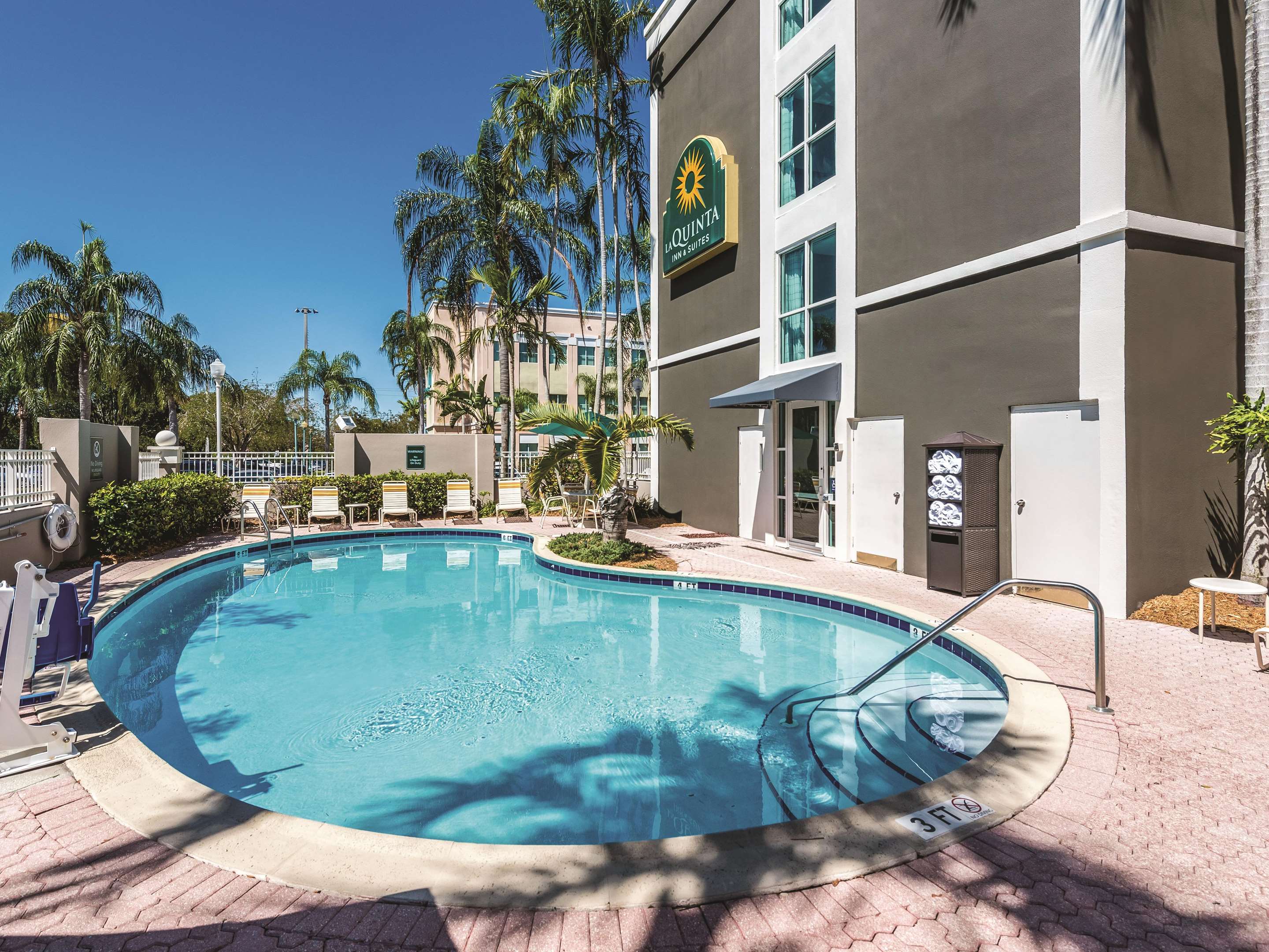 Pool | La Quinta Inn & Suites by Wyndham Plantation at SW 6th St