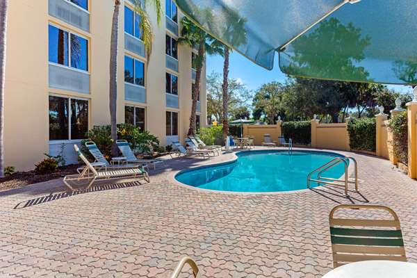 Pool - La Quinta Inn & Suites Sarasota