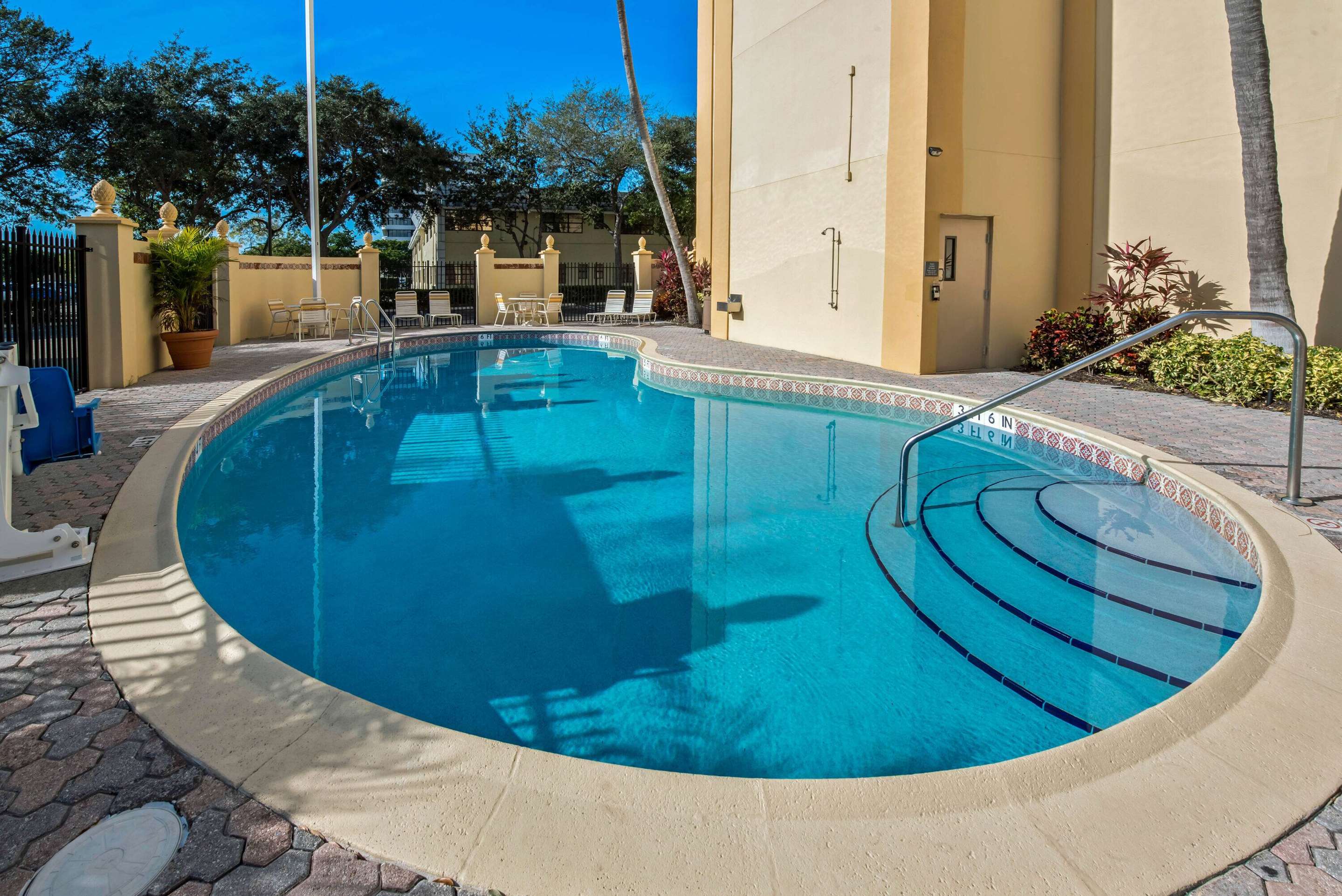 Pool | La Quinta Inn & Suites by Wyndham West Palm Beach Airport