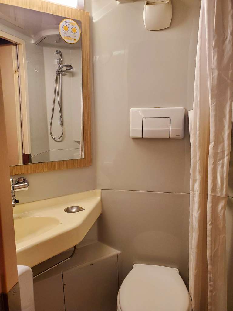 PREMIERE CLASSE BORDEAUX SUD - VILL-guestroom-Guest Room,Bathroom,On-Site.jpg