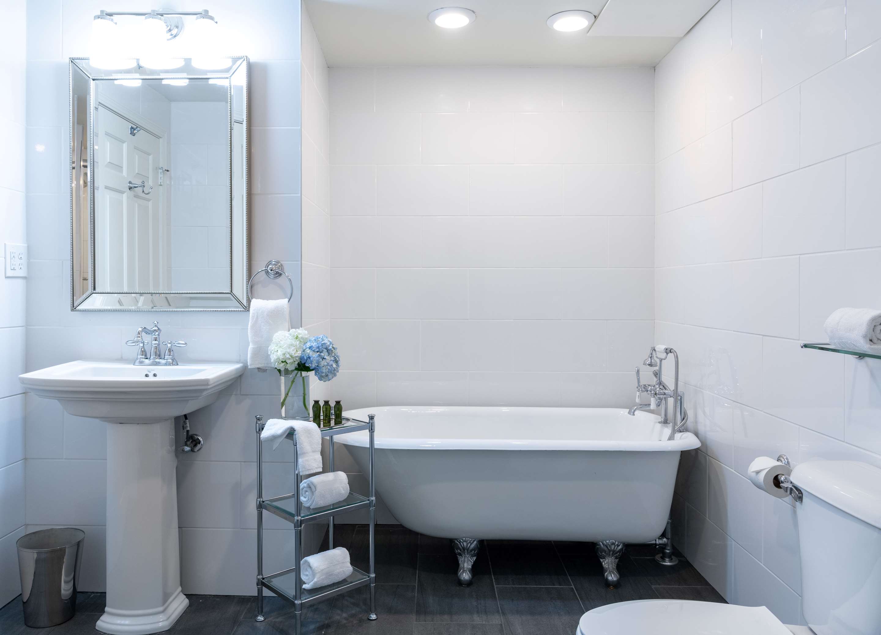Guest room bath