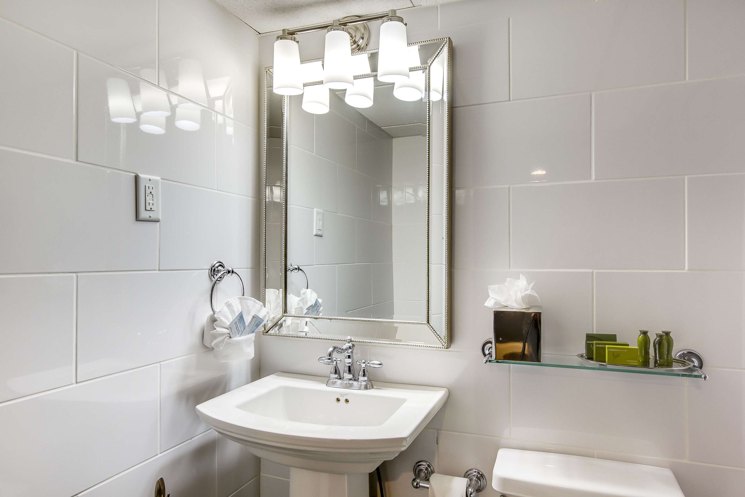 Guest room bath