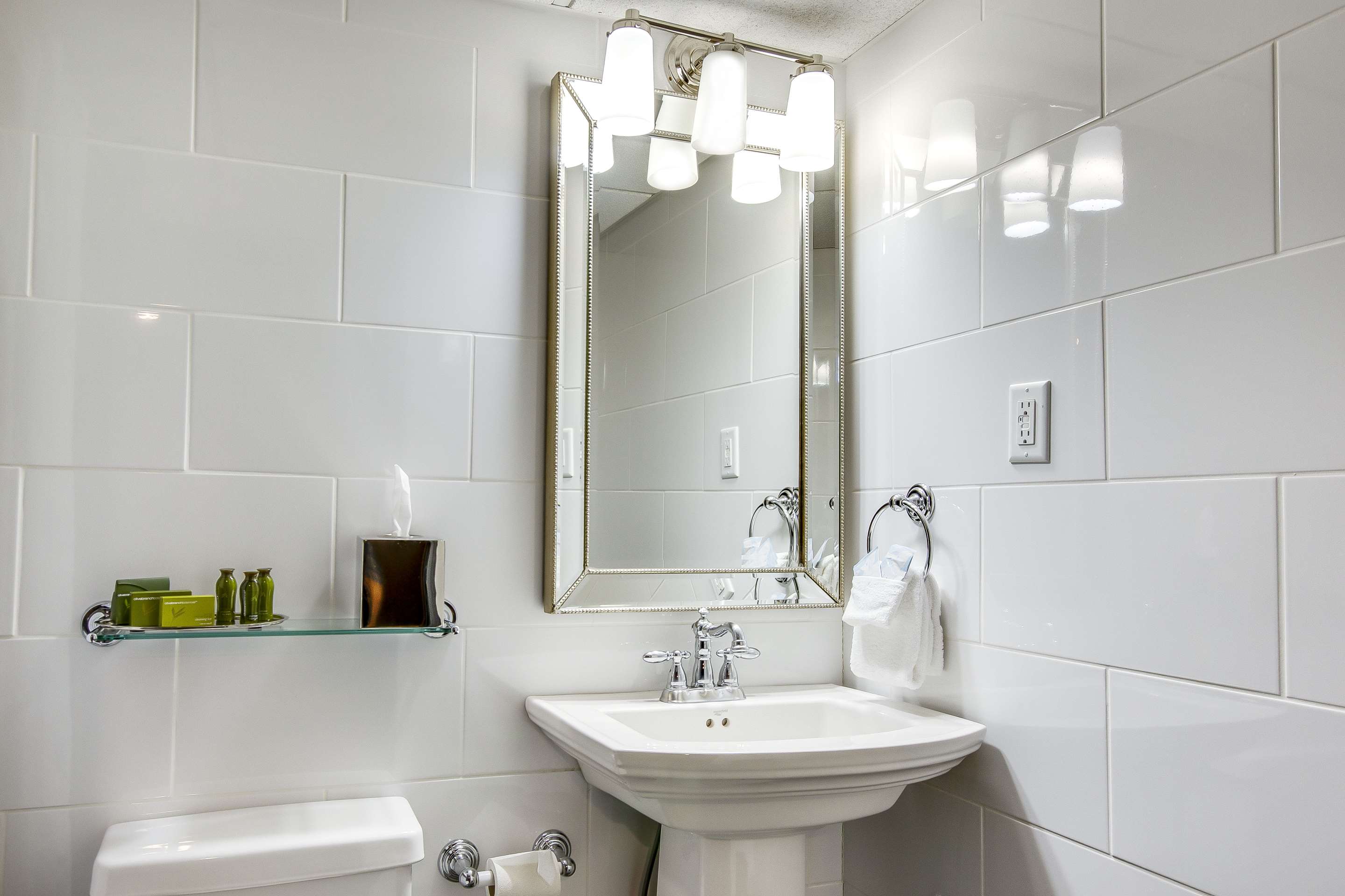 Guest room bath