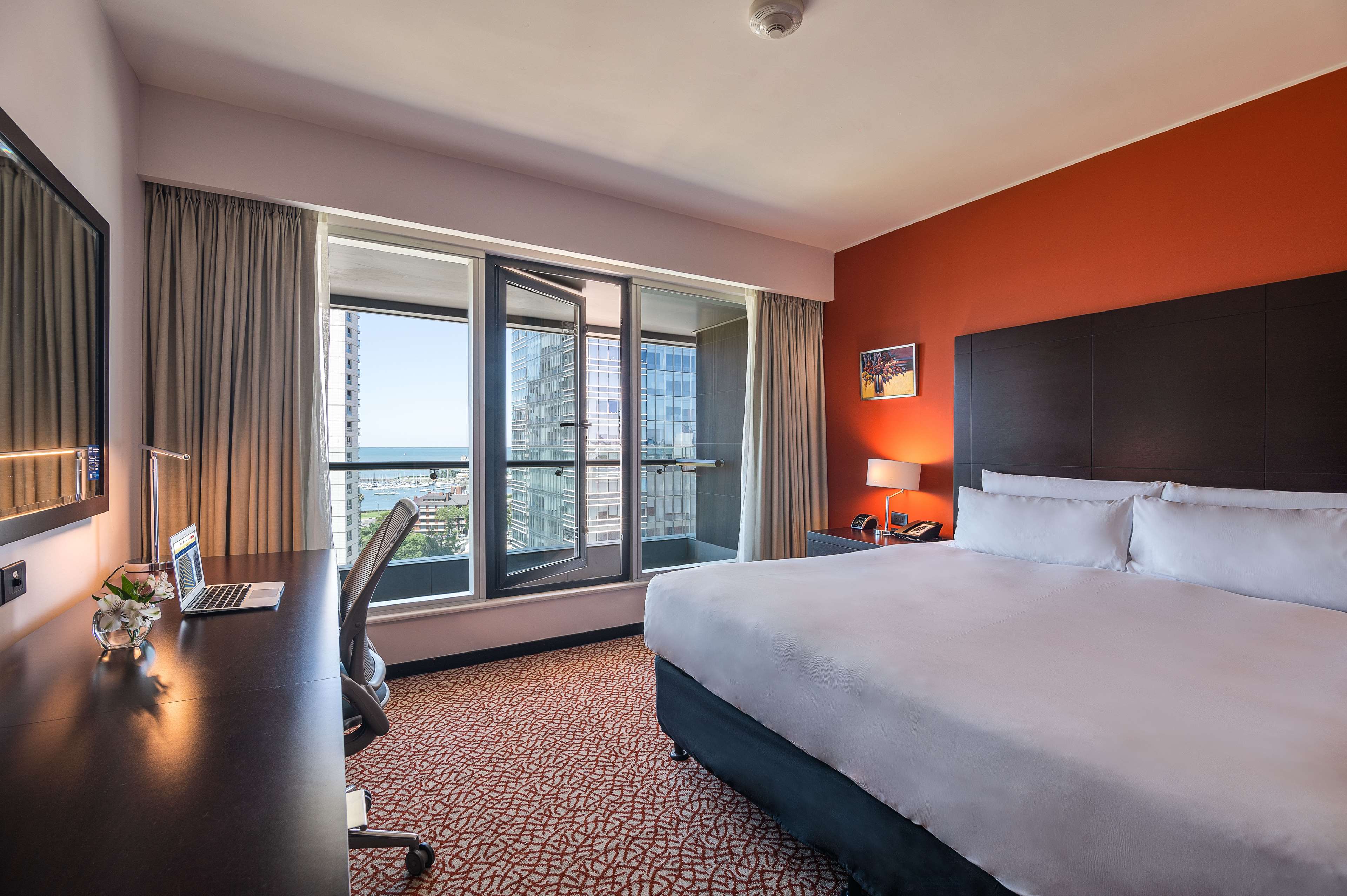 Hilton Garden Inn Montevideo Room Type - 1 KING BED FRONT BALCONY