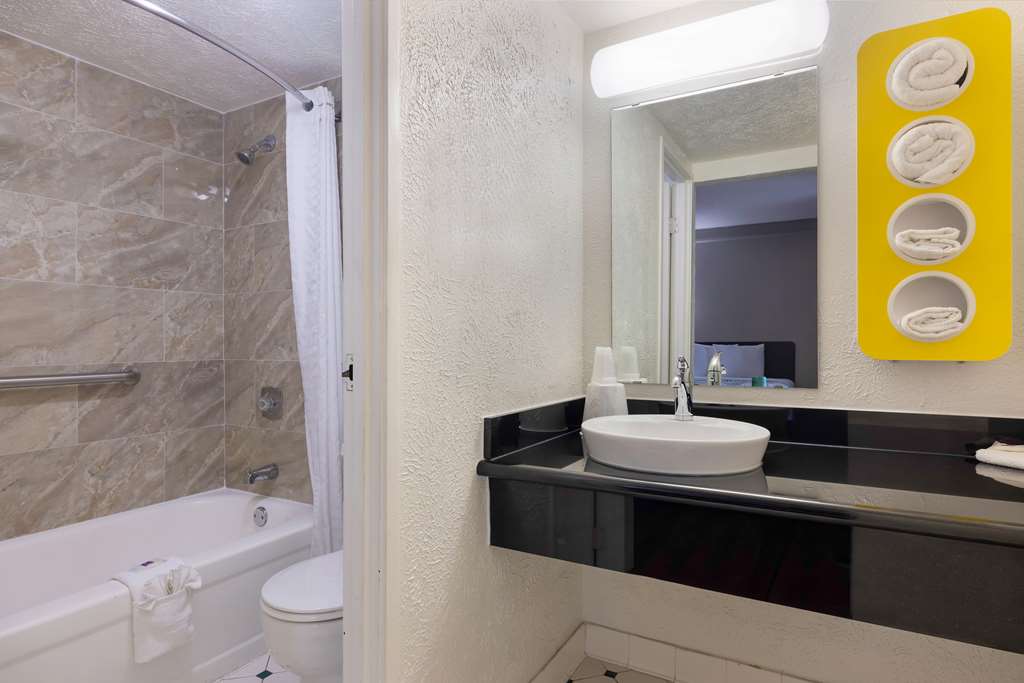 MOTEL 6 BEAUMONT TX-guestroom-Guest Room,Bathroom,On-Site.jpg