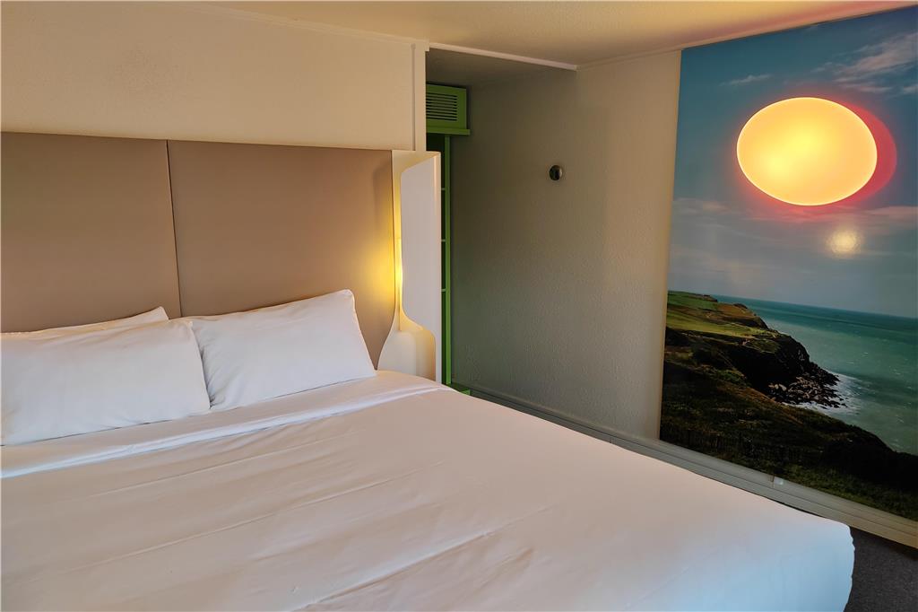 CAMPANILE CAEN EST MONDEVILLE-guestroom-Guest Room,Bed,King bed,Queen bed,On-Site,Double Room,Standard Room,Guest Room - Whole Room.jpg