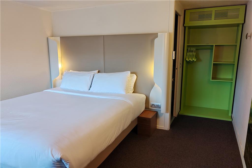 CAMPANILE CAEN EST MONDEVILLE-guestroom-Guest Room,Bed,Bedding,King bed,Guest Room Amenity,Coffee/tea facilities,TV and multimedia,On-Site,Furnishings,Telephone,Sofabed,Guest Room - Whole Room.jpg
