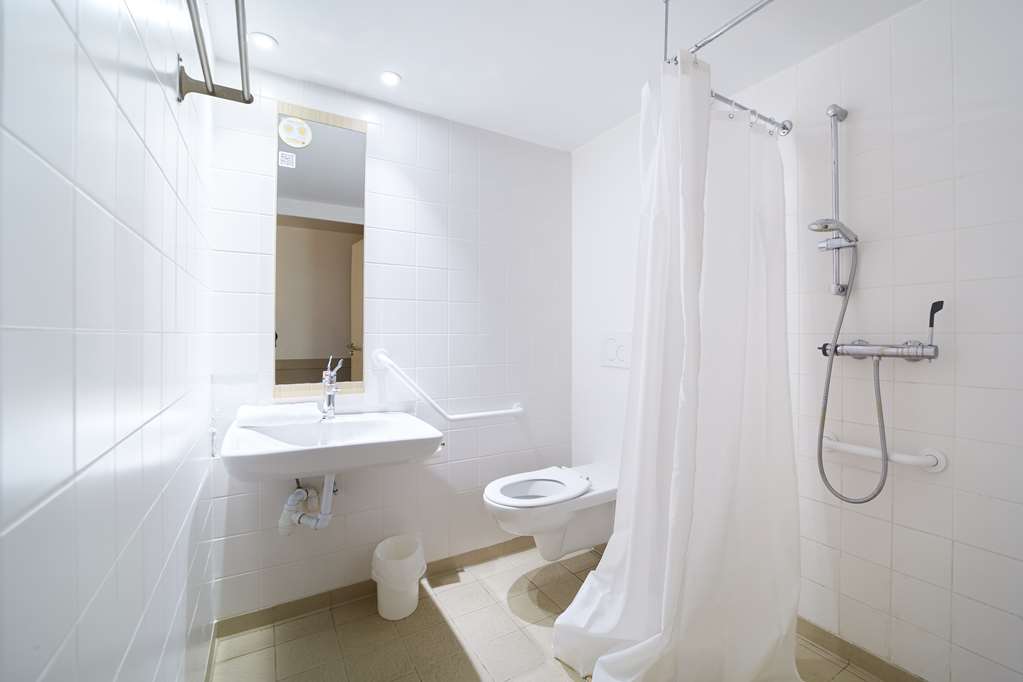 Premiere Classe Amiens-guestroom-Guest Room,Bathroom,On-Site.jpg