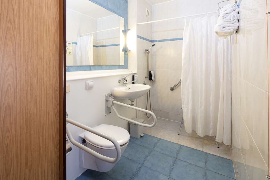 CAMPANILE LISBONNE SUD - SETUBAL-guestroom-Guest Room,Bathroom,On-Site.jpg