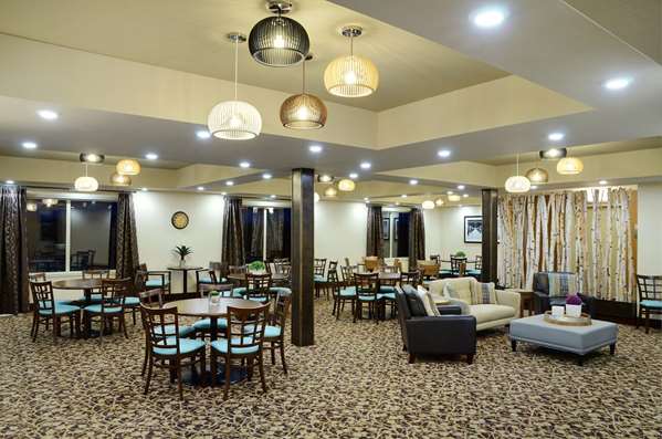 Restaurant - Pomeroy Inn & Suites Vermilion