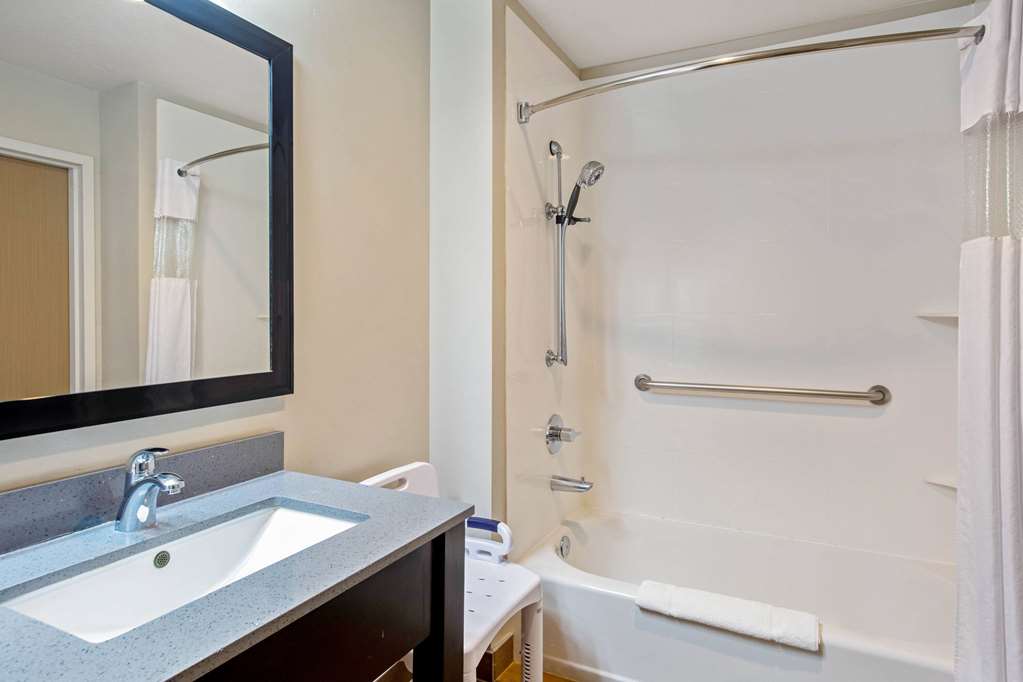 LA QUINTA INN STE CEDAR CITY-guestroom-Guest Room,Bathroom,On-Site.jpg