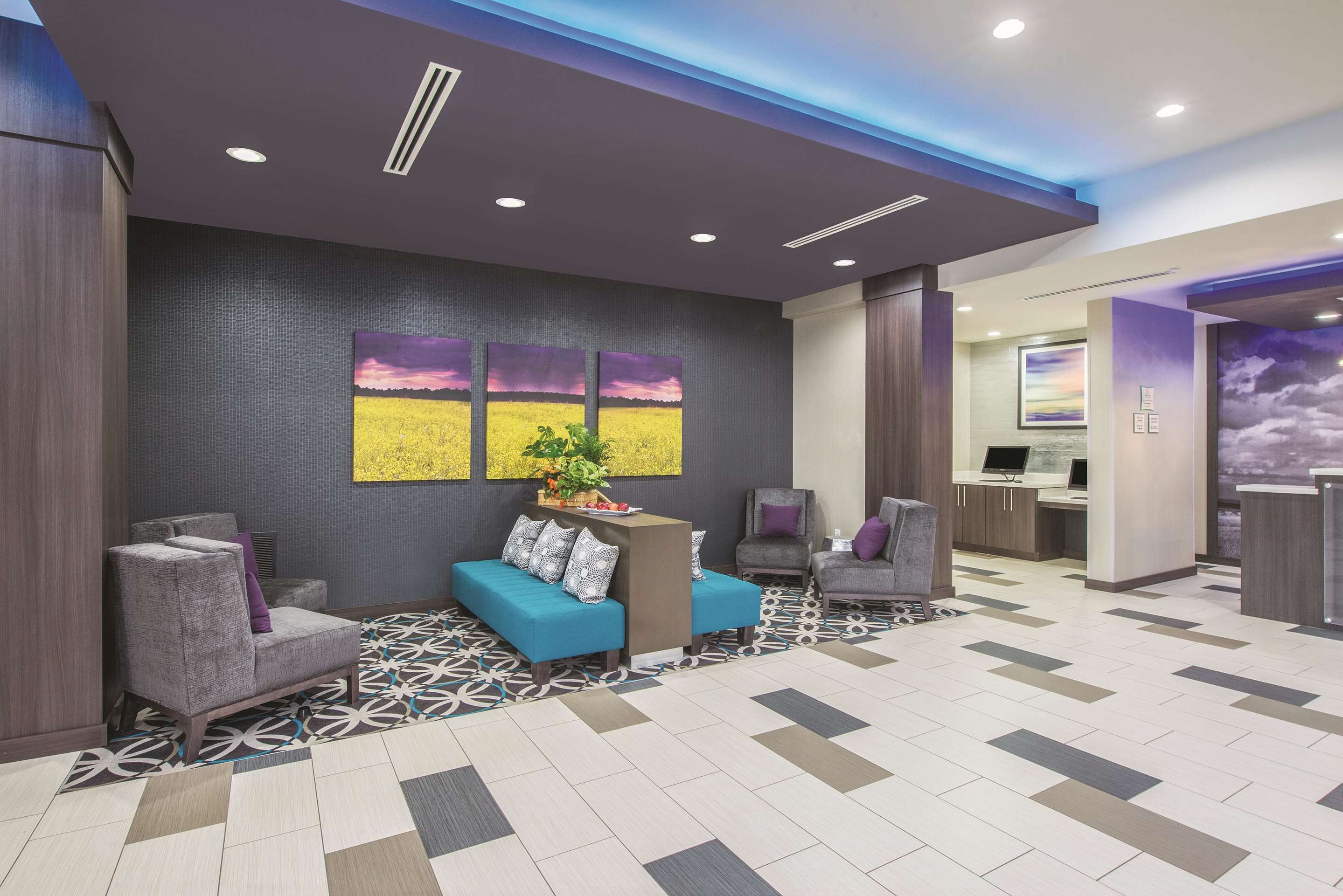 Lobby | La Quinta Inn & Suites by Wyndham Enid