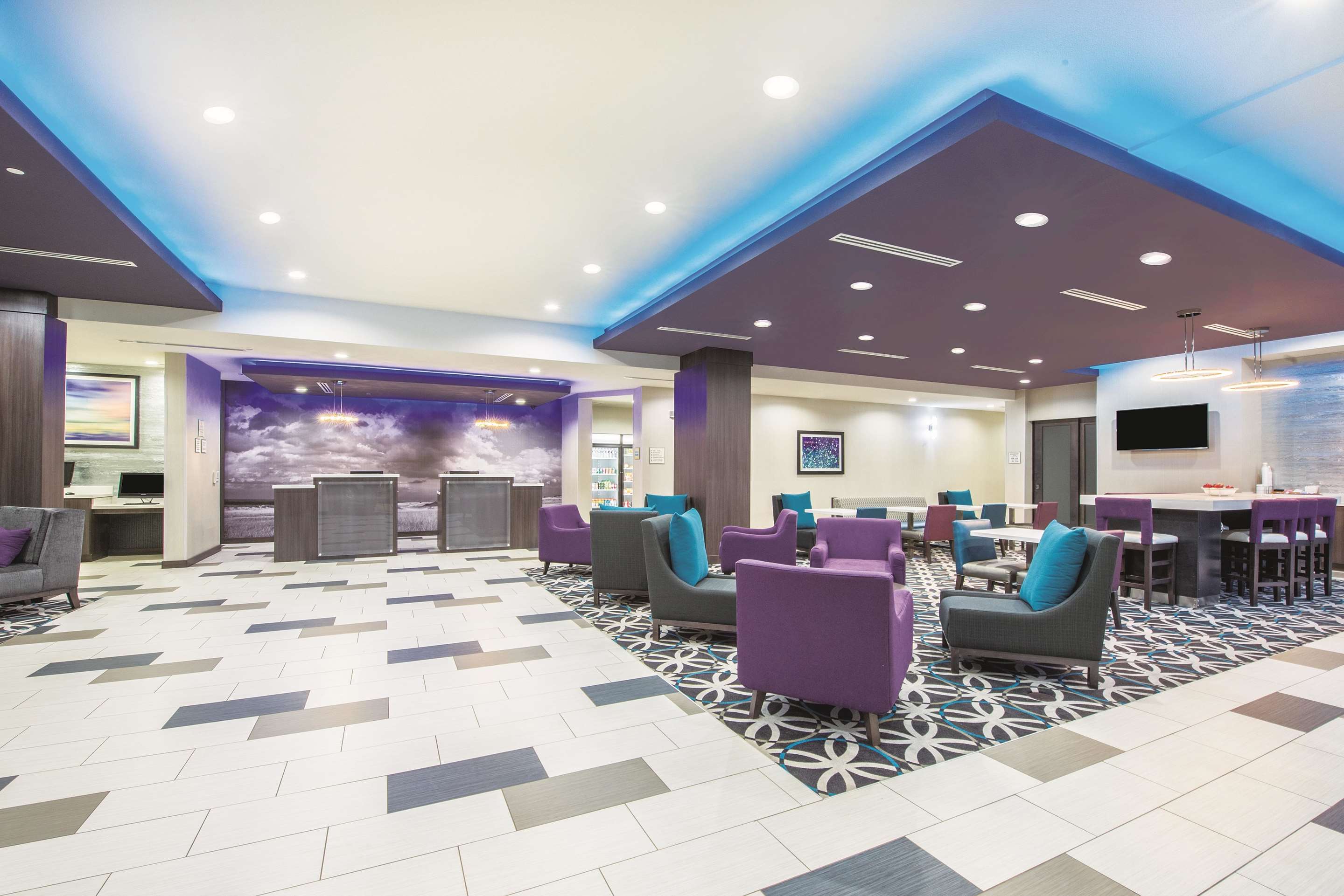 Lobby | La Quinta Inn & Suites by Wyndham Enid