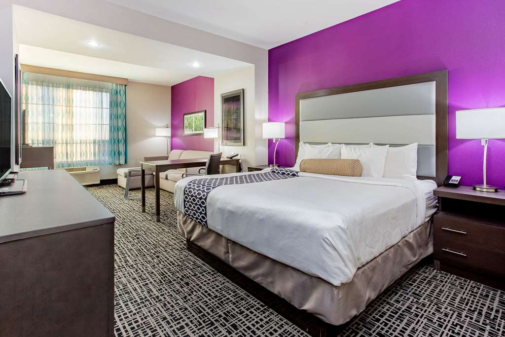 LA QUINTA INN STE SPRINGFIELD-guestroom-Guest Room,Suite,On-Site.jpg
