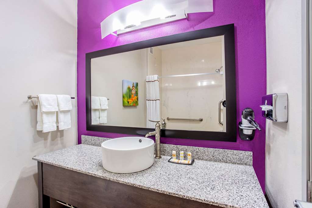LA QUINTA INN STE SPRINGFIELD-guestroom-Guest Room,Bathroom,On-Site.jpg