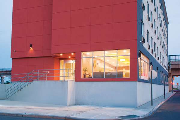 Exterior view - La Quinta Inn & Suites Far Rockaway