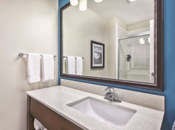  - La Quinta Inn & Suites Niagara Falls