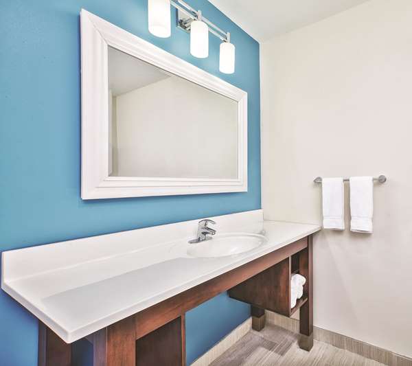  - La Quinta Inn & Suites Niagara Falls