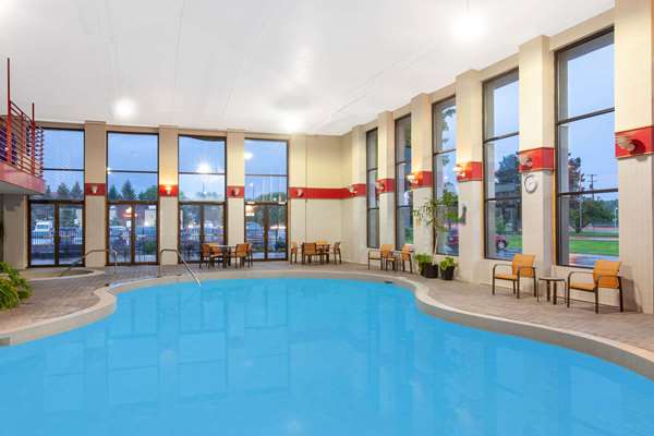 Pool - Baymont Inn & Suites Grand Haven