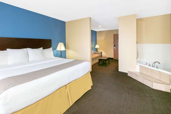 Suite - Days Inn Central Tulsa - I-44, Exit 231