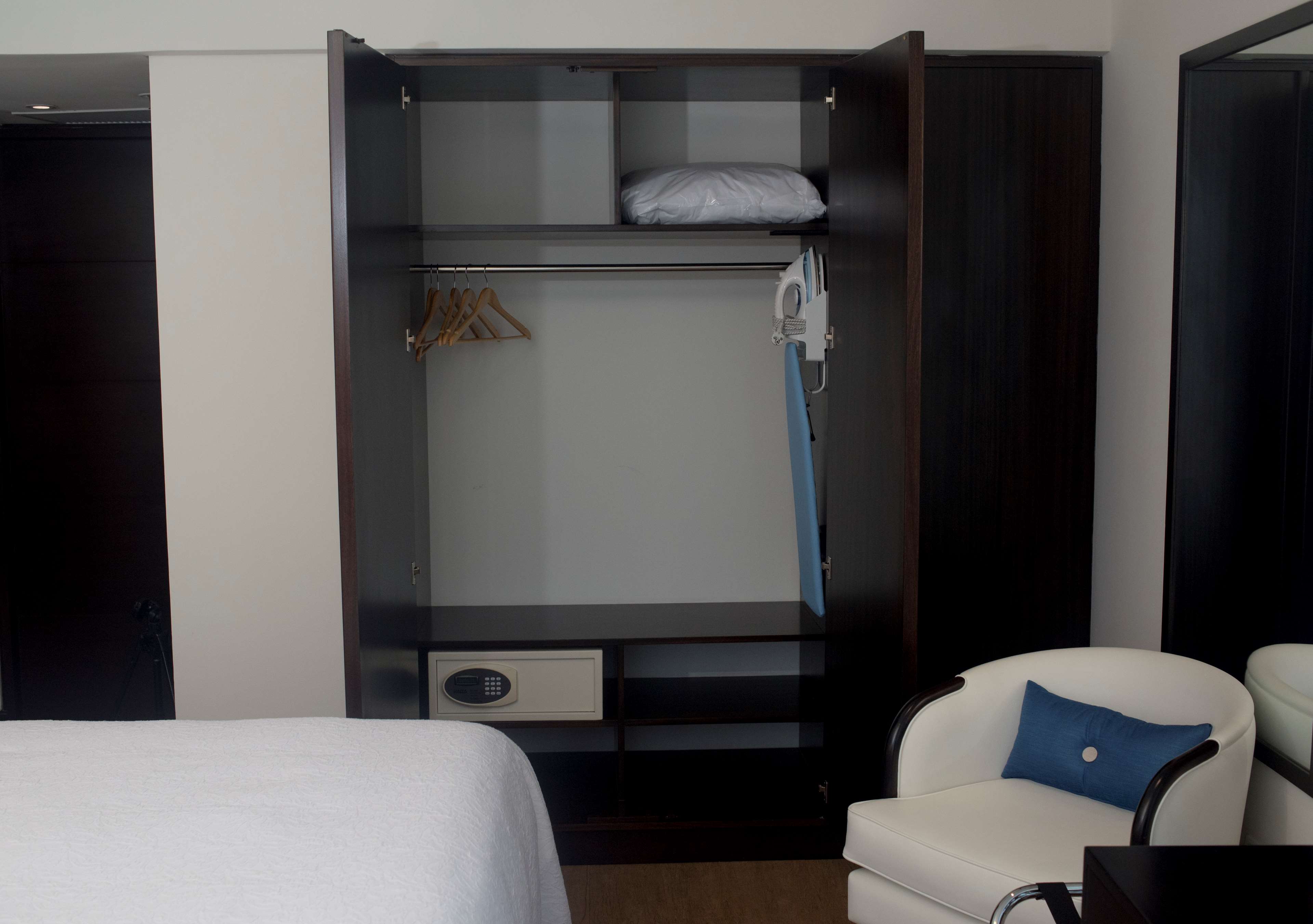 Hampton by Hilton Santa Cruz Room Type - 1 QUEEN MIC MINI FRDG NS